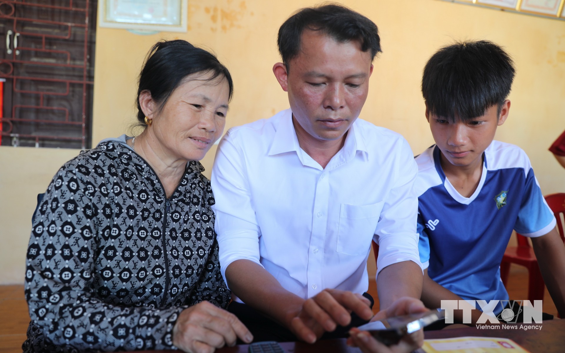 Các tổ trực tiếp triển khai tại nhà văn hóa thôn, tuyên truyền để người dân hiểu mục đích, lợi ích của việc tích hợp dữ liệu; rà soát, thống kê và hỗ trợ người dân hoàn thiện thông tin, hồ sơ. (Ảnh: Khiếu Tư/TTXVN)